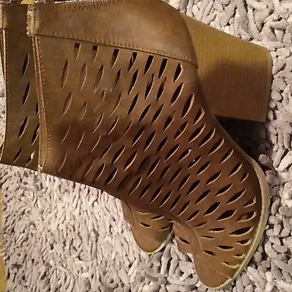MAURICES laser cut caged block heel